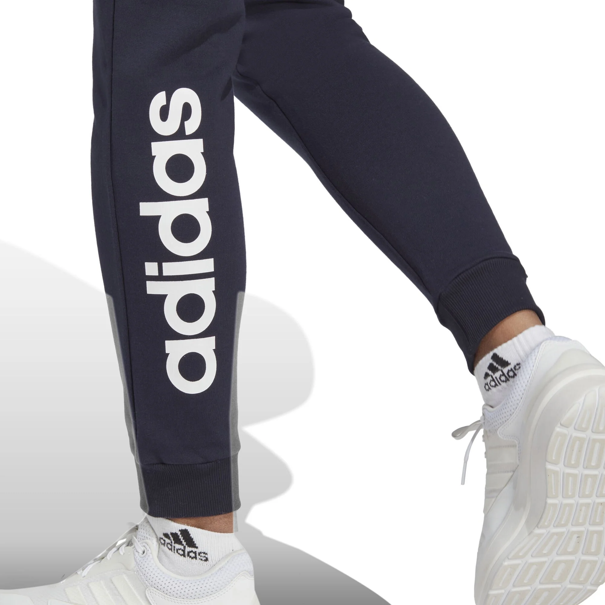 ADIDAS Essentials Linear French Terry Cuffed Pantalone Da Allenamento Donna - Blu Scuro, Bianco 4 ADIDAS Essentials Linear French Terry Cuffed Pantalone Da Allenamento Donna - Blu Scuro, Bianco - immagine 4