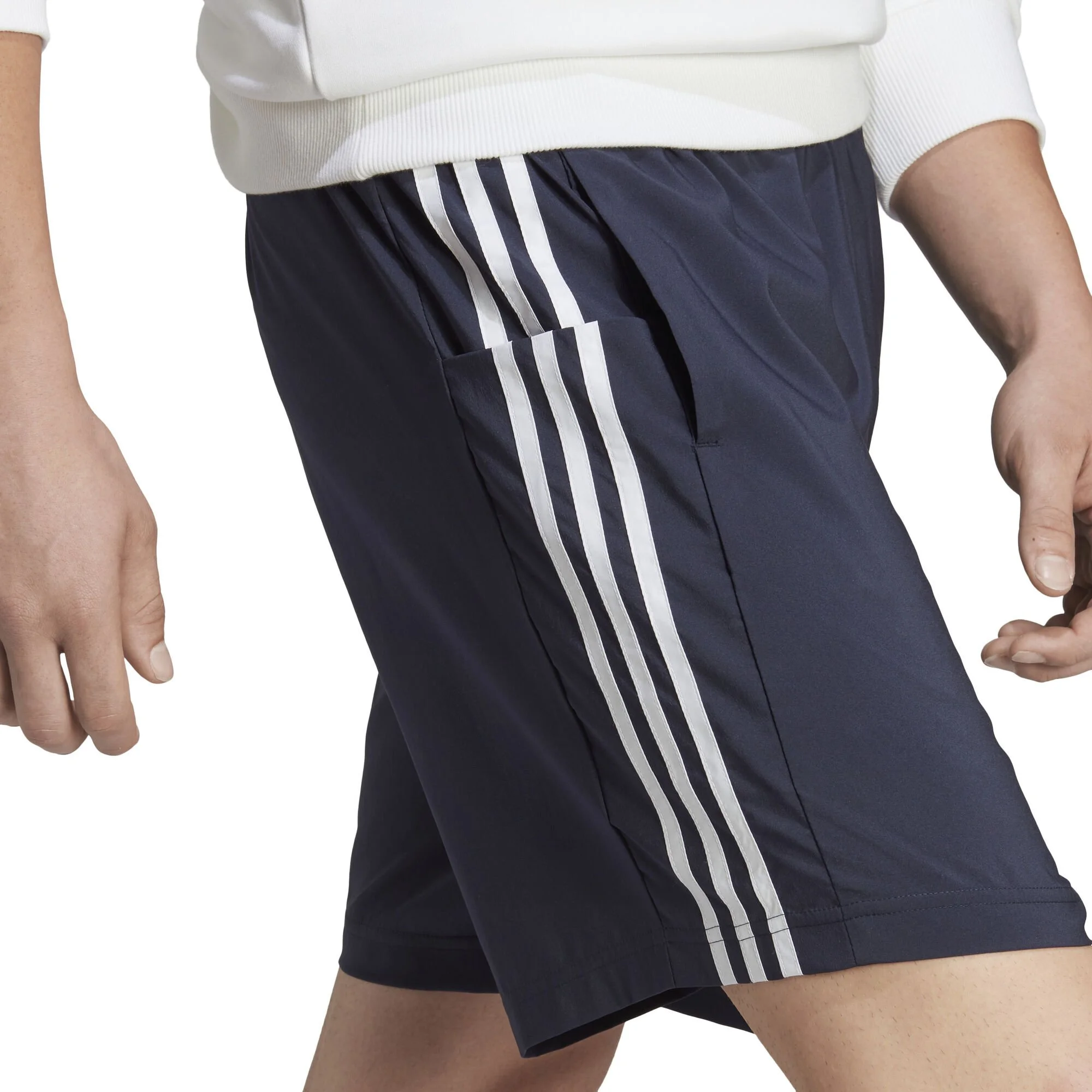 ADIDAS Essentials AEROREADY Chelsea 3-Stripes Pantaloncini Uomini - Blu Scuro, Bianco 5 ADIDAS Essentials AEROREADY Chelsea 3-Stripes Pantaloncini Uomini - Blu Scuro, Bianco - immagine 5