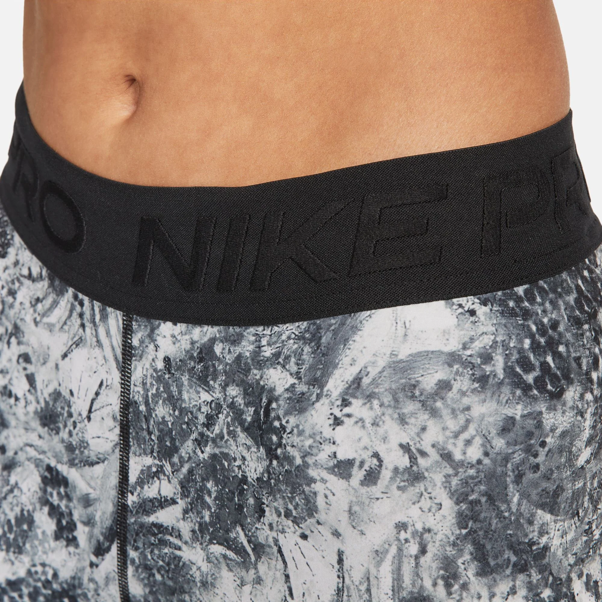 Nike Dri-Fit Performance Mid Rise All Over Print Calzamaglia Donna - Bianco, Nero 7 Nike Dri-Fit Performance Mid Rise All Over Print Calzamaglia Donna - Bianco, Nero - immagine 7